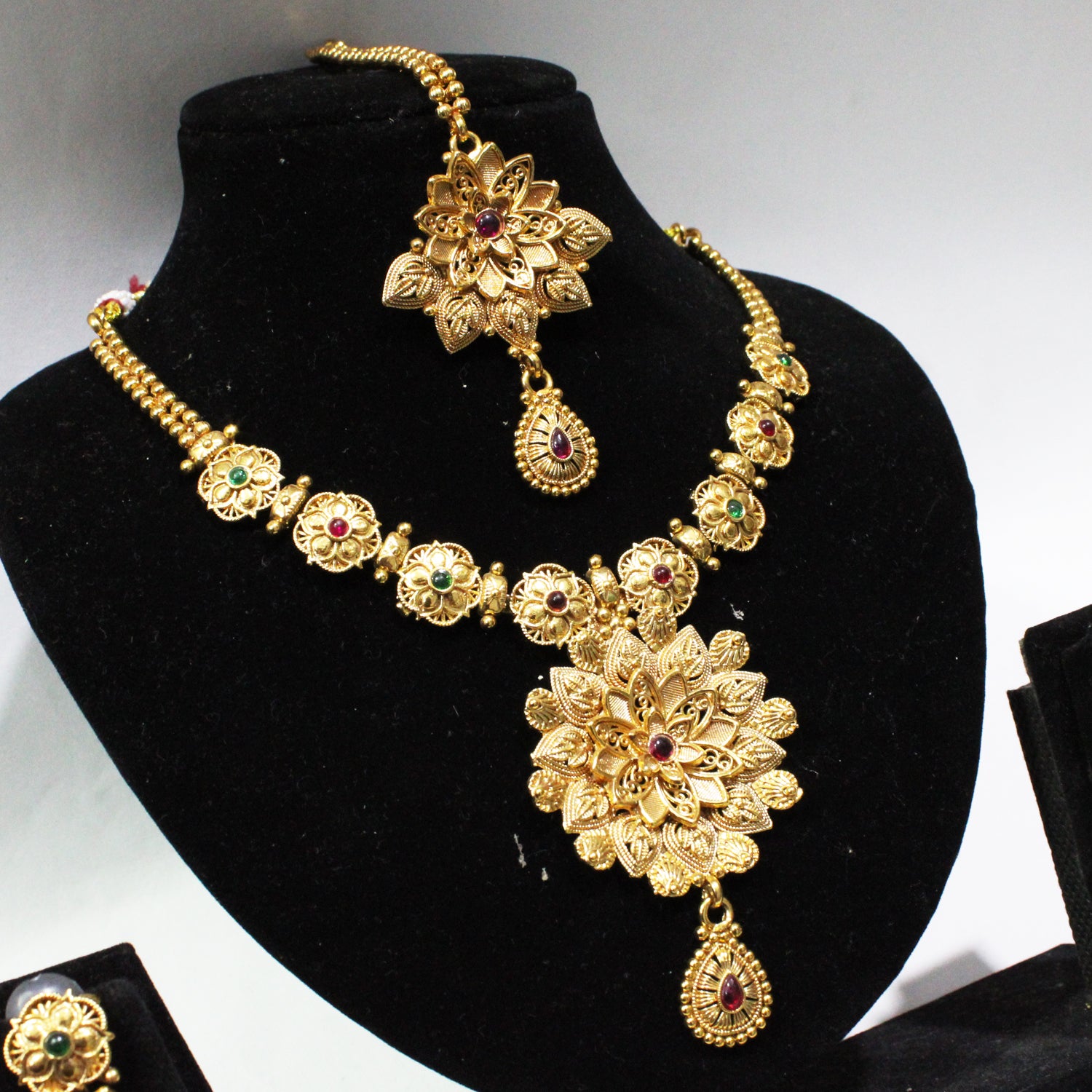 Neckles & Earrings - A111