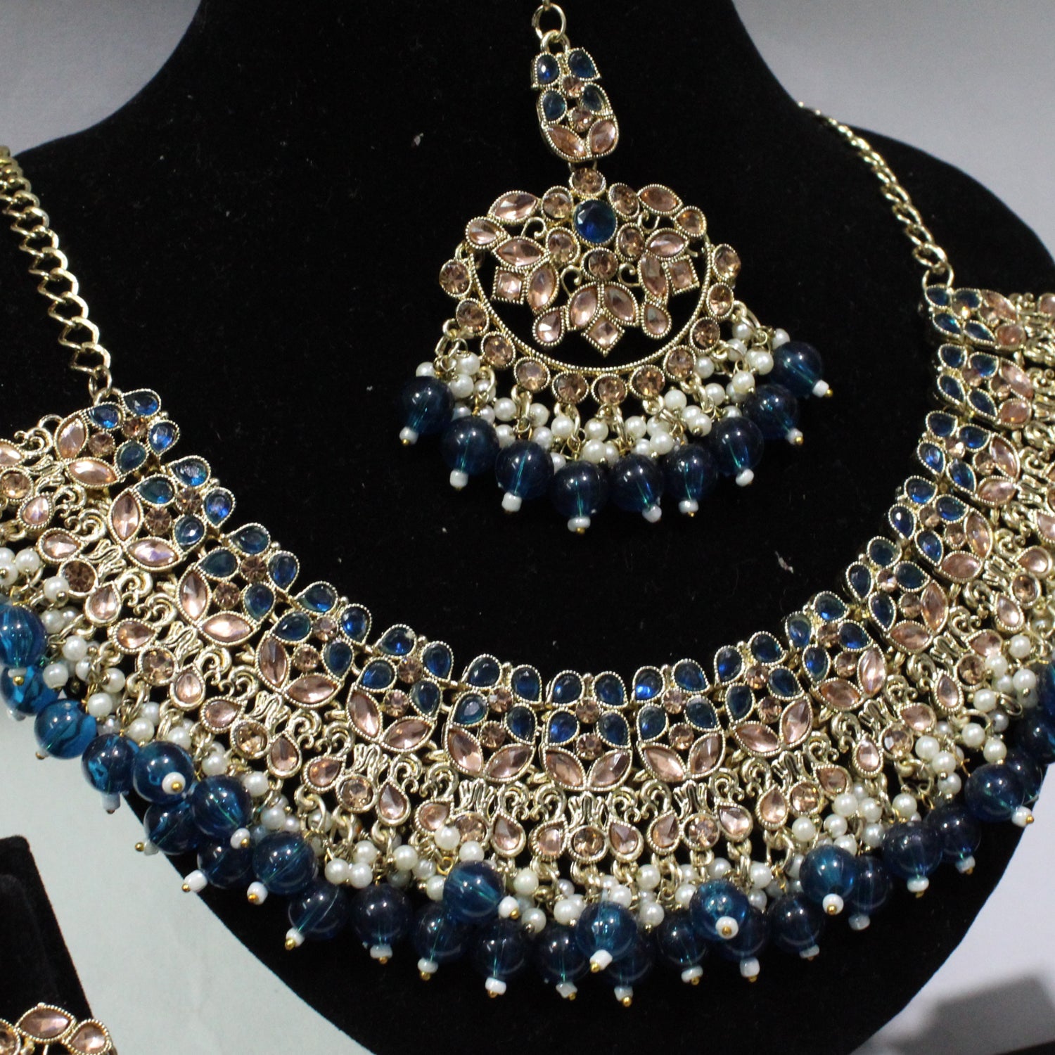 Neckles & Earrings - A89